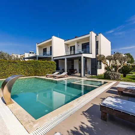 Amma Pool & Jacuzzi By Pikhost