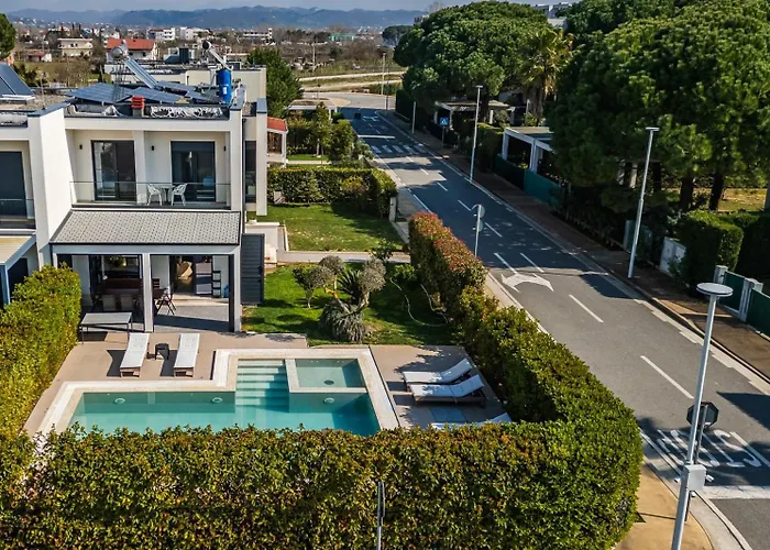 Amma Pool & Jacuzzi By Pikhost *