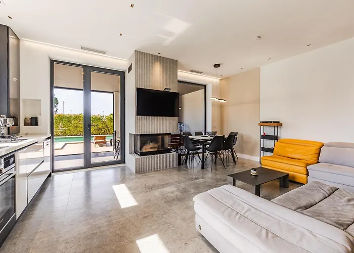 Daire Amma Pool & Jacuzzi By Pikhost *