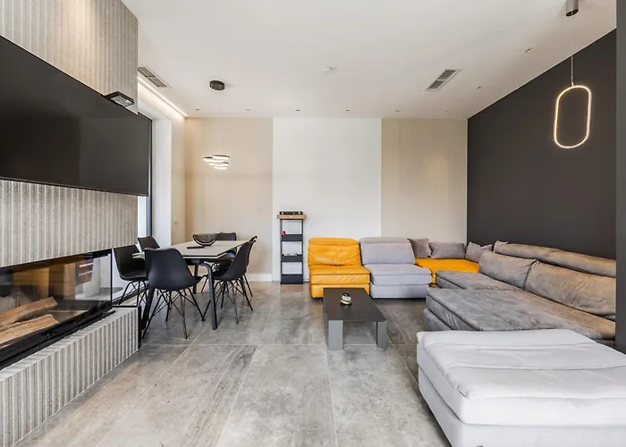 Amma Pool & Jacuzzi By Pikhost Daire