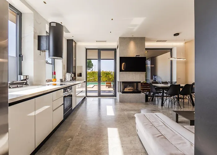 Amma Pool & Jacuzzi By Pikhost *