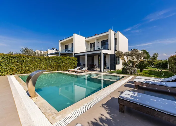 Amma Pool & Jacuzzi By Pikhost