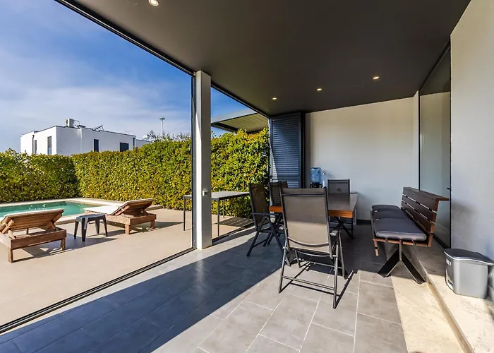 Amma Pool & Jacuzzi By Pikhost Daire *