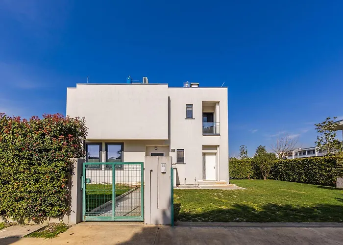 Amma Pool & Jacuzzi By Pikhost Daire *